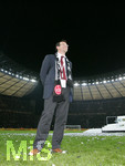 Fussball DFB-Pokal-Finale in Berlin, 26.05.2007,  VfB Stuttgart - 1.FC Nürnberg, Sportdirektor Martin BADER (Nürnberg) steht nach dem Spiel und den offiziellen Feierlichkeiten, lachend auf dem Platz. 