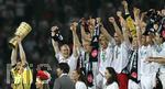Fussball DFB-Pokal-Finale in Berlin, 26.05.2007,  VfB Stuttgart - 1.FC Nürnberg, Die Nürnberger Spieler feiern ihren DFB-Pokalsieg.  Torwart Raphael SCHÄFER (links, Nürnberg) stemmt den Pokal in die Höhe.  