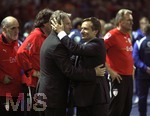 Fussball DFB-Pokal-Finale in Berlin, 26.05.2007,  VfB Stuttgart - 1.FC Nürnberg, Sportdirektor Horst HELDT (re) troestet Trainer Armin VEH (li, beide Stuttgart).