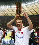 Fussball DFB-Pokal-Finale in Berlin, 26.05.2007,  VfB Stuttgart - 1.FC Nürnberg, Ivica  BANOVIC (Nürnberg) stellt sich eine Attrappe des DFB-Pokals auf den Kopf.