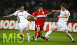 Fussball DFB-Pokal-Finale in Berlin, 26.05.2007,  VfB Stuttgart - 1.FC Nürnberg, Mario GOMEZ (mitte, Stuttgart) wird von  Matthew SPIRANOVIC (re) und Tomas GALASEK (li, beide Nürnberg) in die Zange genommen.