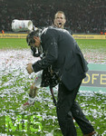 Fussball DFB-Pokal-Finale in Berlin, 26.05.2007,  VfB Stuttgart - 1.FC Nürnberg, Jan POLAK (hinten) verpasst Sportdirektor Martin BADER (vorne, beide Nuernberg) eine Bierdusche.