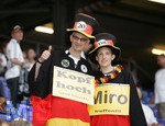 Fussball EM-Qualifikation, Deutschland - Slowakei in Hamburg, 06.06.2007,   Fans von Miroslav KLOSE muntern ihn auf: 