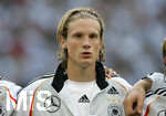 Fussball EM-Qualifikation, Deutschland - Slowakei in Hamburg, 06.06.2007,   Marcell JANSEN (GER) singt die Nationalhymne mit.