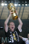 Fussball DFB-Pokal-Finale in Berlin, 26.05.2007,  VfB Stuttgart - 1.FC Nürnberg, Markus SCHROTH (Nuernberg) stemmt den DFB-Pokal in die Hoehe.   