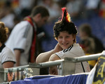 Fussball EM-Qualifikation, Deutschland - Slowakei in Hamburg, 06.06.2007,   Fußballfan im Gegenlicht.