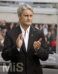 Fussball DFB-Pokal-Finale in Berlin, 26.05.2007,  VfB Stuttgart - 1.FC Nürnberg, Trainer Armin VEH (Stuttgart) applaudiert.