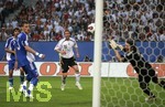 Fussball EM-Qualifikation, Deutschland - Slowakei in Hamburg, 06.06.2007,   Thomas HITZLSPERGER (mitte, GER) erzielt hier das Tor zum 2:1. Jan DURICA (li) und TW Kamil CONTOFALSKY (re, Slowakei) sind Machtlos.  