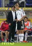 Fussball EM-Qualifikation, Deutschland - Slowakei in Hamburg, 06.06.2007,   Trainer Joachim LÖW (li) wechselt gleich Simon ROLFES (re) ein