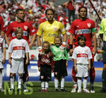 Fussball 1.Bundesliga 2006/07:  34. Spieltag,  VfB Stuttgart - FC Energie Cottbus  19.05.2007, Torwart  Timo HILDEBRAND (Mitte, Stuttgart) mit seinen beiden Nichten. 