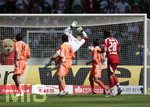 Fussball 1.Bundesliga 2006/07:  34. Spieltag,  VfB Stuttgart - FC Energie Cottbus  19.05.2007, Tomislav PIPLICA (Cottbus) fliegt vergeblich dem Ball nach, Thomas HITZLSPERGER (Stuttgart, nicht im Bild) hat zum 1:1 getroffen.