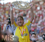 Fussball 1.Bundesliga 2006/07:  34. Spieltag,  VfB Stuttgart - FC Energie Cottbus  19.05.2007,  Meisterjubel von Timo HILDEBRAND (Stuttgart) mit der Schale.