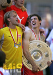 Fussball 1.Bundesliga 2006/07:  34. Spieltag,  VfB Stuttgart - FC Energie Cottbus  19.05.2007,  Meisterjubel von Timo HILDEBRAND (li, Stuttgart) und Roberto HILBERT (re) mit der Schale.