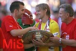 Fussball 1.Bundesliga 2006/07:  34. Spieltag,  VfB Stuttgart - FC Energie Cottbus  19.05.2007,  Meisterjubel von Timo HILDEBRAND (mitte, Stuttgart) und Markus BABBEL (li) mit der Schale.