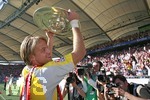 Fussball 1.Bundesliga 2006/07:  34. Spieltag,  VfB Stuttgart - FC Energie Cottbus  19.05.2007,  Meisterjubel von Timo HILDEBRAND (Stuttgart) mit der Schale.