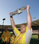 Fussball 1.Bundesliga 2006/07:  34. Spieltag,  VfB Stuttgart - FC Energie Cottbus  19.05.2007,  Meisterjubel von Timo HILDEBRAND (Stuttgart) mit der Schale.