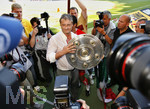Fussball 1.Bundesliga 2006/07:  34. Spieltag,  VfB Stuttgart - FC Energie Cottbus  19.05.2007,  Trainer Armin VEH (Stuttgart) mit Meisterschale bei den Fotografen.