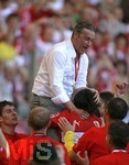Fussball 1.Bundesliga 2006/07:  34. Spieltag,  VfB Stuttgart - FC Energie Cottbus  19.05.2007,  Trainer Armin VEH (Stuttgart)  auf dem Rücken seiner Spieler.