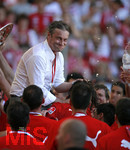 Fussball 1.Bundesliga 2006/07:  34. Spieltag,  VfB Stuttgart - FC Energie Cottbus  19.05.2007,  Trainer Armin VEH (Stuttgart) wird nach dem Sieg auf Händen seiner Spieler getragen.