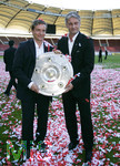 Fussball 1.Bundesliga 2006/07:  34. Spieltag,  VfB Stuttgart - FC Energie Cottbus  19.05.2007,  Trainer Armin VEH (re) und Manager Horst HELDT (li)  stehen mit Der Schale im Konfetti.
