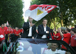 Fussball 1.Bundesliga 2006/07:  34. Spieltag,  VfB Stuttgart - FC Energie Cottbus  19.05.2007,  Trainer Armin VEH (li) und Manager Horst HELDT (re)  beim Autokorso durch die begeisterten Fans.
