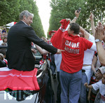Fussball 1.Bundesliga 2006/07:  34. Spieltag,  VfB Stuttgart - FC Energie Cottbus  19.05.2007,  Trainer Armin VEH (li) sieht seinen Namen 