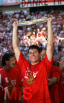 Fussball 1.Bundesliga 2006/07:  34. Spieltag,  VfB Stuttgart - FC Energie Cottbus  19.05.2007,   Deutscher Meister: Mario GOMEZ (Stuttgart) stemmt stolz die Meisterschale.