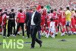 Fussball 1.Bundesliga 2006/07:  34. Spieltag,  VfB Stuttgart - FC Energie Cottbus  19.05.2007,   Manager Horst HELDT (mitte, Stuttgart) geht nachdenklich über den platz, während seine Mannschaft noch ausgelassen feiert.