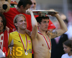 Fussball 1.Bundesliga 2006/07:  34. Spieltag,  VfB Stuttgart - FC Energie Cottbus  19.05.2007,   Deutscher Meister: Torwart Timo HILDEBRAND (li) und Roberto HILBERT (re, Stuttgart) mit der Meisterschale.