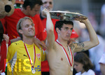 Fussball 1.Bundesliga 2006/07:  34. Spieltag,  VfB Stuttgart - FC Energie Cottbus  19.05.2007,   Deutscher Meister: Torwart Timo HILDEBRAND (li) und Roberto HILBERT (re, Stuttgart) mit der Meisterschale.