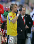 Fussball 1.Bundesliga 2006/07:  34. Spieltag,  VfB Stuttgart - FC Energie Cottbus  19.05.2007,   Abschied als Deutscher Meister: Torwart Timo HILDEBRAND (li) hält eine letzte Ansprache vor den Fans.