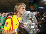 Fussball 1.Bundesliga 2006/07:  34. Spieltag,  VfB Stuttgart - FC Energie Cottbus  19.05.2007,   Deutscher Meister: Torwart Timo HILDEBRAND (Stuttgart) küsst stolz die Meisterschale.
