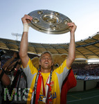 Fussball 1.Bundesliga 2006/07:  34. Spieltag,  VfB Stuttgart - FC Energie Cottbus  19.05.2007,   Deutscher Meister: Torwart Timo HILDEBRAND (Stuttgart) stemmt stolz die Meisterschale.