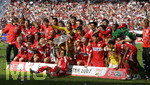Fussball 1.Bundesliga 2006/07:  34. Spieltag,  VfB Stuttgart - FC Energie Cottbus  19.05.2007,   Deutscher Meister: Die Mannschaft feiert mit Meisterschale.