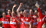 Fussball 1.Bundesliga 2006/07:  34. Spieltag,  VfB Stuttgart - FC Energie Cottbus  19.05.2007,   Deutscher Meister: Ludovic MAGNIN (4.v.li) feiert mit seiner Mannschaft. v.li: Benjamin LAUTH, Markus BABBEL, Thomas HITZLSPERGER, Magnin, Marco STRELLER, re: Roberto HILBERT.
