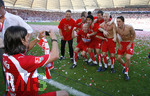 Fussball 1.Bundesliga 2006/07:  34. Spieltag,  VfB Stuttgart - FC Energie Cottbus  19.05.2007,  Übermütige Feier nach dem Gewinn der Deutschen Meisterschaft. Sami KHEDIRA (li, Stuttgart) fotografiert seine Mannschaftskameraden auf dem Platz.
