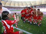 Fussball 1.Bundesliga 2006/07:  34. Spieltag,  VfB Stuttgart - FC Energie Cottbus  19.05.2007,  Übermütige Feier nach dem Gewinn der Deutschen Meisterschaft. Sami KHEDIRA (li, Stuttgart) fotografiert seine Mannschaftskameraden auf dem Platz.