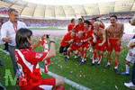 Fussball 1.Bundesliga 2006/07:  34. Spieltag,  VfB Stuttgart - FC Energie Cottbus  19.05.2007,  Übermütige Feier nach dem Gewinn der Deutschen Meisterschaft. Sami KHEDIRA (li, Stuttgart) fotografiert seine Mannschaftskameraden auf dem Platz. Trainer Armin VEH (li) schaut zu.