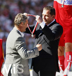 Fussball 1.Bundesliga 2006/07:  34. Spieltag,  VfB Stuttgart - FC Energie Cottbus  19.05.2007,   Siegerehrung nach dem Gewinn der Deutschen Meisterschaft.  Trainer Armin VEH (li, Stuttgart) bekommt eine Medaille überreicht. 