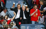 Fussball 1.Bundesliga 2006/07:  34. Spieltag,  VfB Stuttgart - FC Energie Cottbus  19.05.2007,   Meisterfeier: Beim Autokorso durch die Strassen Stuttgarts genehmigen sich die Spieler ein Weissbier, v.li: Heiko GERBER, Alexander FARNERUD, Silvio MEISSNER, .