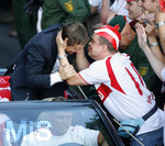 Fussball 1.Bundesliga 2006/07:  34. Spieltag,  VfB Stuttgart - FC Energie Cottbus  19.05.2007,   Meisterfeier: Beim Autokorso durch die Strassen Stuttgarts küsst ein begeisterter Fan dem Manager Horst HELDT (Stuttgart).