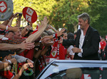 Fussball 1.Bundesliga 2006/07:  34. Spieltag,  VfB Stuttgart - FC Energie Cottbus  19.05.2007,   Meisterfeier: Beim Autokorso durch die Strassen Stuttgarts muss Trainer Armin VEH (re, Stuttgart) tausende Hände schütteln.