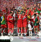 Fussball 1.Bundesliga 2006/07:  34. Spieltag,  VfB Stuttgart - FC Energie Cottbus  19.05.2007,   VfB Stuttgart feiert die Meisterschaft, Kapitän Fernando MEIRA (mitte, Stuttgart) präsentiert stolz die Meisterschale, die Mannschaft bricht in Jubel aus.