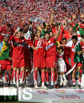 Fussball 1.Bundesliga 2006/07:  34. Spieltag,  VfB Stuttgart - FC Energie Cottbus  19.05.2007,   VfB Stuttgart feiert die Meisterschaft, Kapitän Fernando MEIRA (mitte, Stuttgart) präsentiert stolz die Meisterschale, die Mannschaft bricht in Jubel aus.
