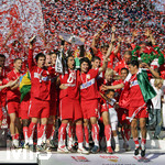Fussball 1.Bundesliga 2006/07:  34. Spieltag,  VfB Stuttgart - FC Energie Cottbus  19.05.2007,   VfB Stuttgart feiert die Meisterschaft, Kapitän Fernando MEIRA (mitte, Stuttgart) präsentiert stolz die Meisterschale, die Mannschaft bricht in Jubel aus.