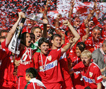 Fussball 1.Bundesliga 2006/07:  34. Spieltag,  VfB Stuttgart - FC Energie Cottbus  19.05.2007,   VfB Stuttgart feiert die Meisterschaft, Kapitän Fernando MEIRA (li, Stuttgart) präsentiert stolz die Meisterschale, die Mannschaft bricht in Jubel aus.