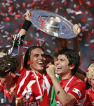 Fussball 1.Bundesliga 2006/07:  34. Spieltag,  VfB Stuttgart - FC Energie Cottbus  19.05.2007,   VfB Stuttgart feiert die Meisterschaft, Kapitän Fernando MEIRA (li, Stuttgart) präsentiert stolz die Meisterschale, re: Serdar TASCI. 