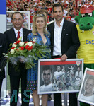 Fussball 1.Bundesliga 2006/07:  34. Spieltag,  VfB Stuttgart - FC Energie Cottbus  19.05.2007,  Markus BABBEL (re, Stuttgart) wird von Präsident Erwin STAUDT (li, Stuttgart) und dem Stuttgarter Maskottchen Fritzle verabschiedet. Ehefrau Sandra BABBEL (mitte).  