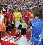 Fussball 1.Bundesliga 2006/07:  34. Spieltag,  VfB Stuttgart - FC Energie Cottbus  19.05.2007, Torwart  Timo HILDEBRAND (links, Stuttgart) mit seinen beiden Cousinen Lea und Lena.