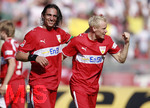 Fussball 1.Bundesliga 2006/07:  34. Spieltag,  VfB Stuttgart - FC Energie Cottbus  19.05.2007,  Fernando MEIRA (li) und Andreas BECK (re, beide Stuttgart) liegen sich in den Armen.